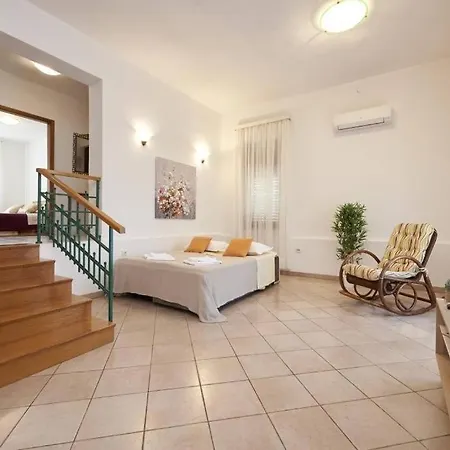 Apartman With Parking Space Slatine - Ciovo - 25145